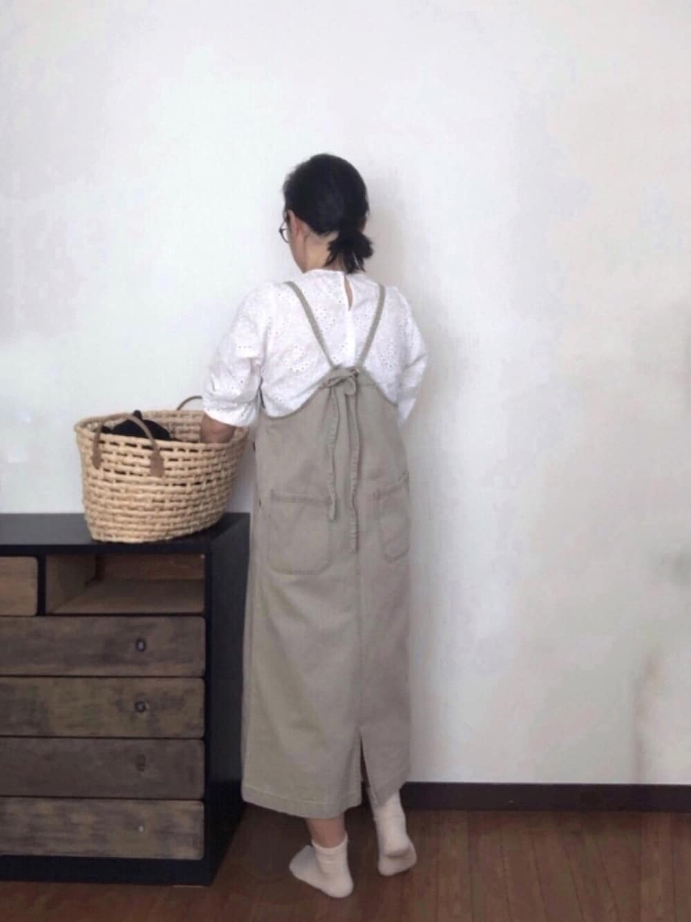 「消えそうな色コーデ、パフスリーブ、ブラウス、ジャンパースカート」｜「しまむらのアイテム（サロペット/オーバーオール、グリーン系）」を使った、ゆかんこさん（レディース・158cm）の春コーディネートの1枚目の写真