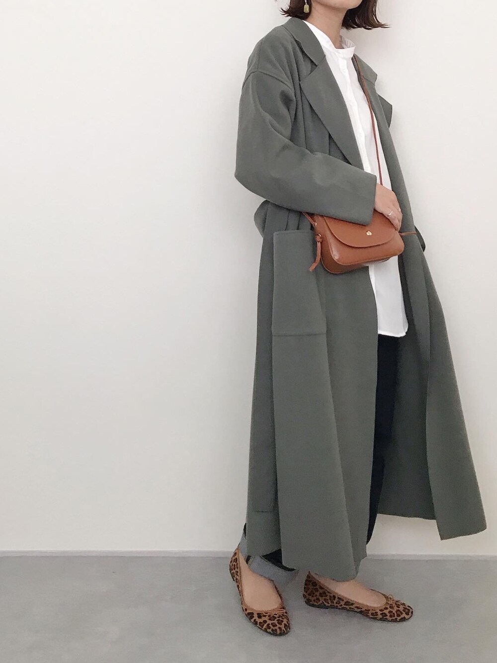 「シンプルコーデ、ロングコート、アウター、モスグリーン、休日スタイル、大人カジュアル、バレエシューズ、バンドカラーシャツ、レオパード、デニムパンツ」｜「moment+の【2020AW 先行販売スタート】オーバーサイズロングガウンコート（チェスターコート、グリーン系）」を使った、rumiさん（レディース・162cm）の秋コーディネートの1枚目の写真