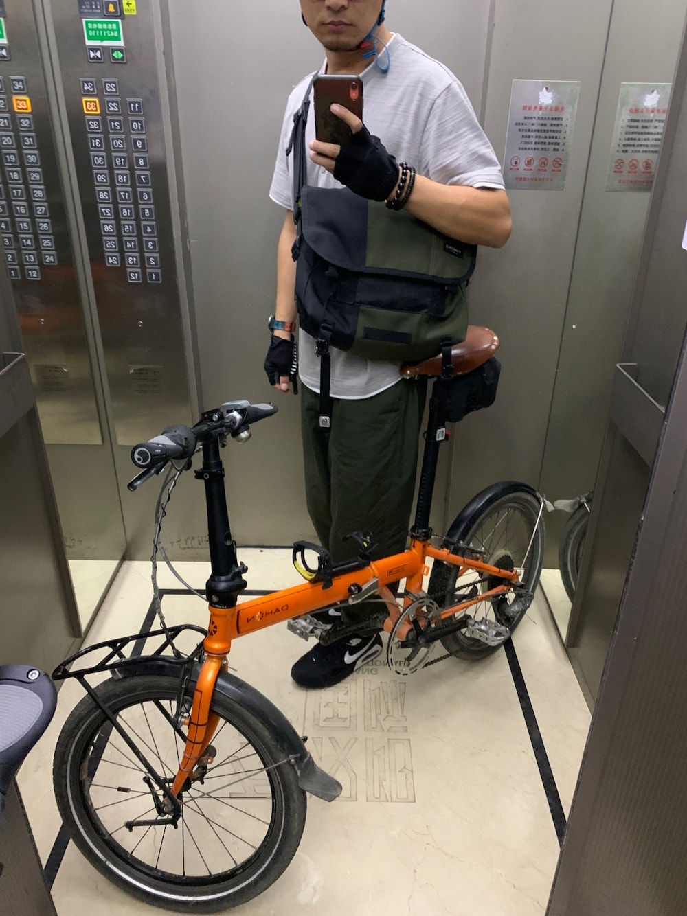 「dahonのアイテム（雑貨/ホビー、オレンジ系）」を使った、van----------さん（メンズ・175cm）の秋コーディネートの1枚目の写真