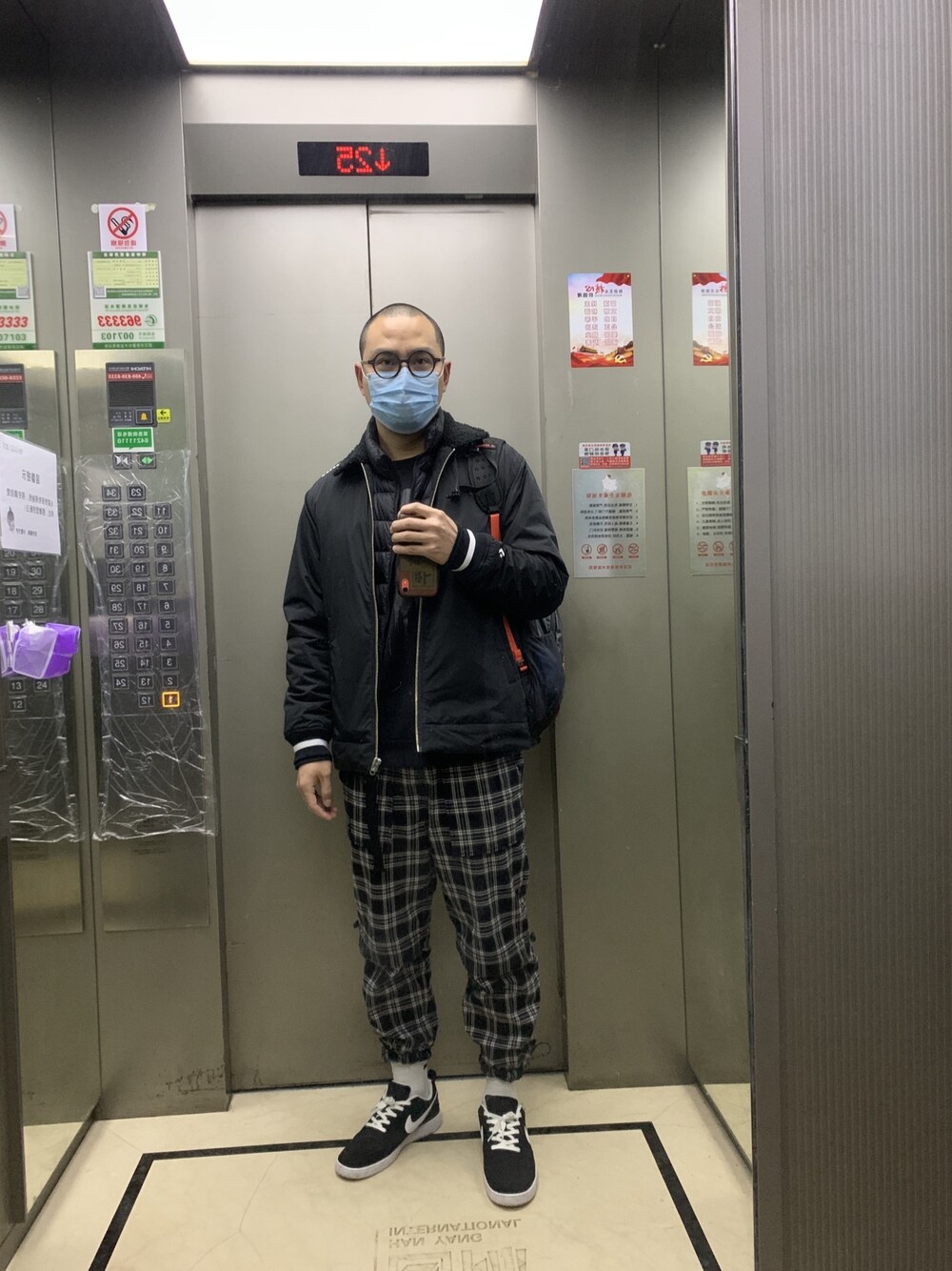 「CONVERSEのアイテム（その他アウター、ブラック系）」を使った、van----------さん（メンズ・175cm）の冬コーディネートの1枚目の写真