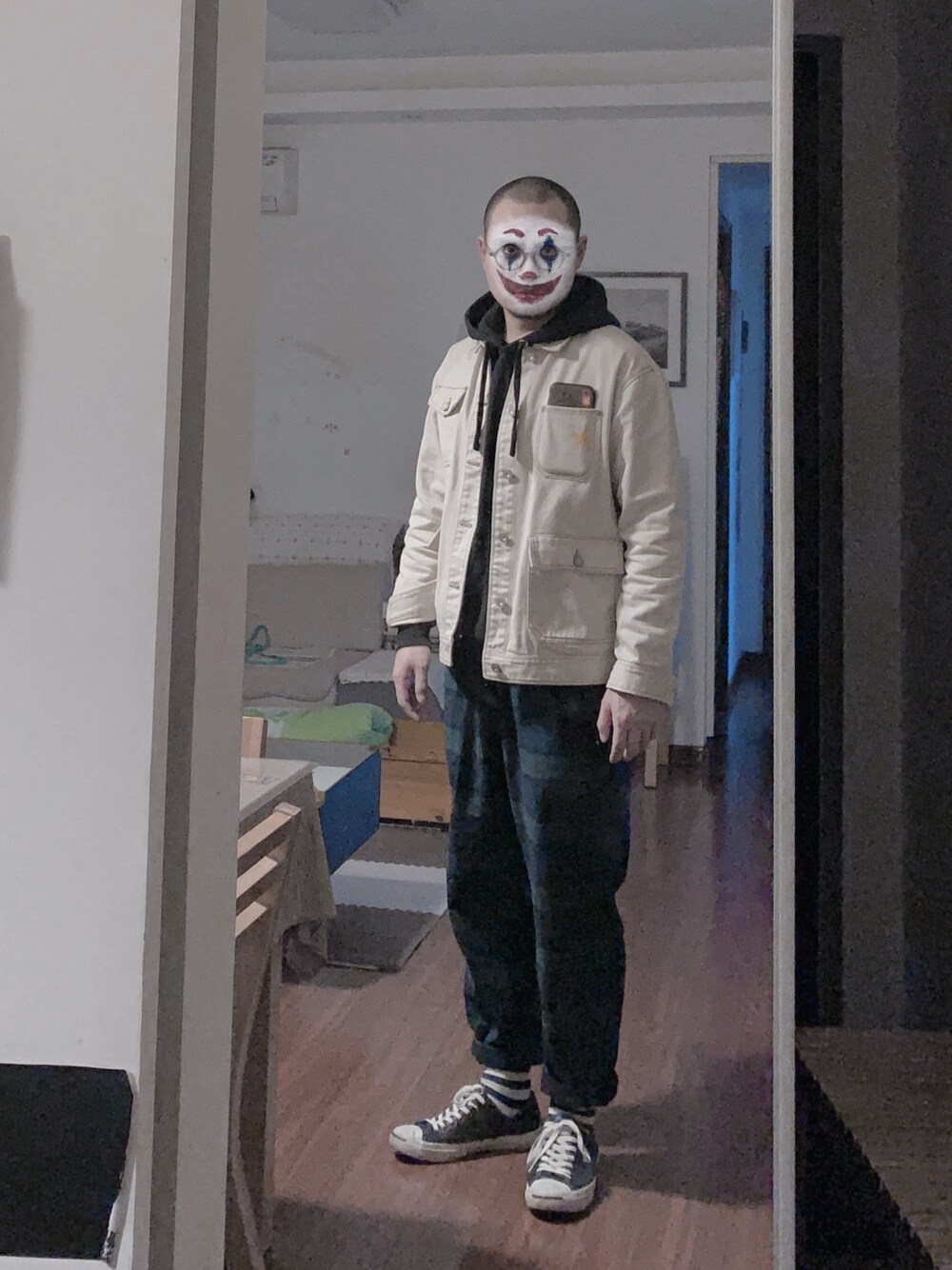 「CONVERSEのアイテム（パーカー、ブラック系）」を使った、van----------さん（メンズ・175cm）の春コーディネートの1枚目の写真