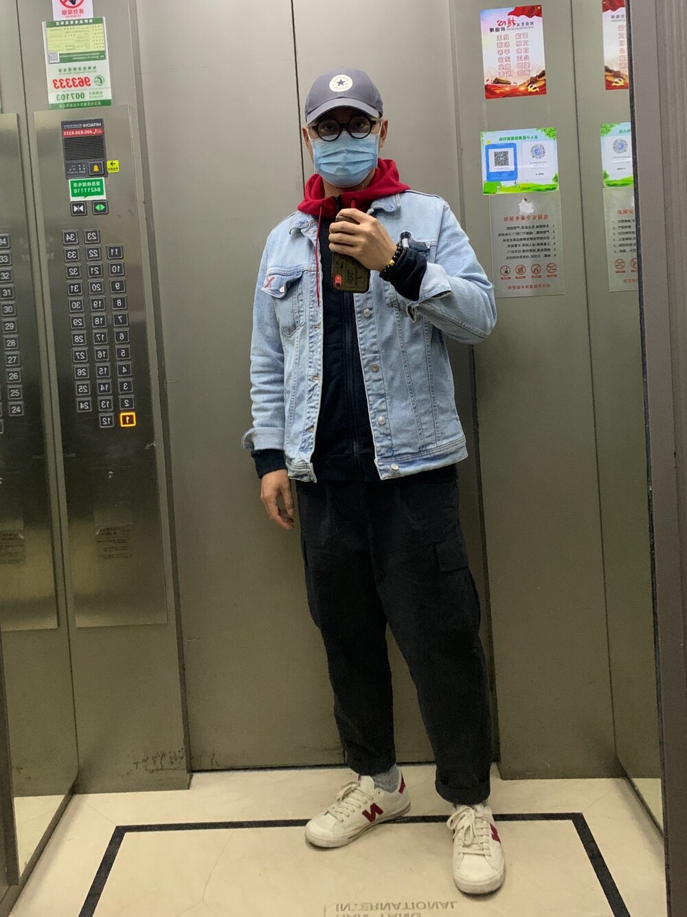 「ZARAのアイテム（デニムジャケット、ブルー系）」を使った、van----------さん（メンズ・175cm）の春コーディネートの1枚目の写真