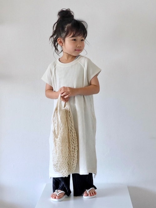 ビーチサンダルを使った モノトーン のキッズ人気ファッションコーディネート Sciaky