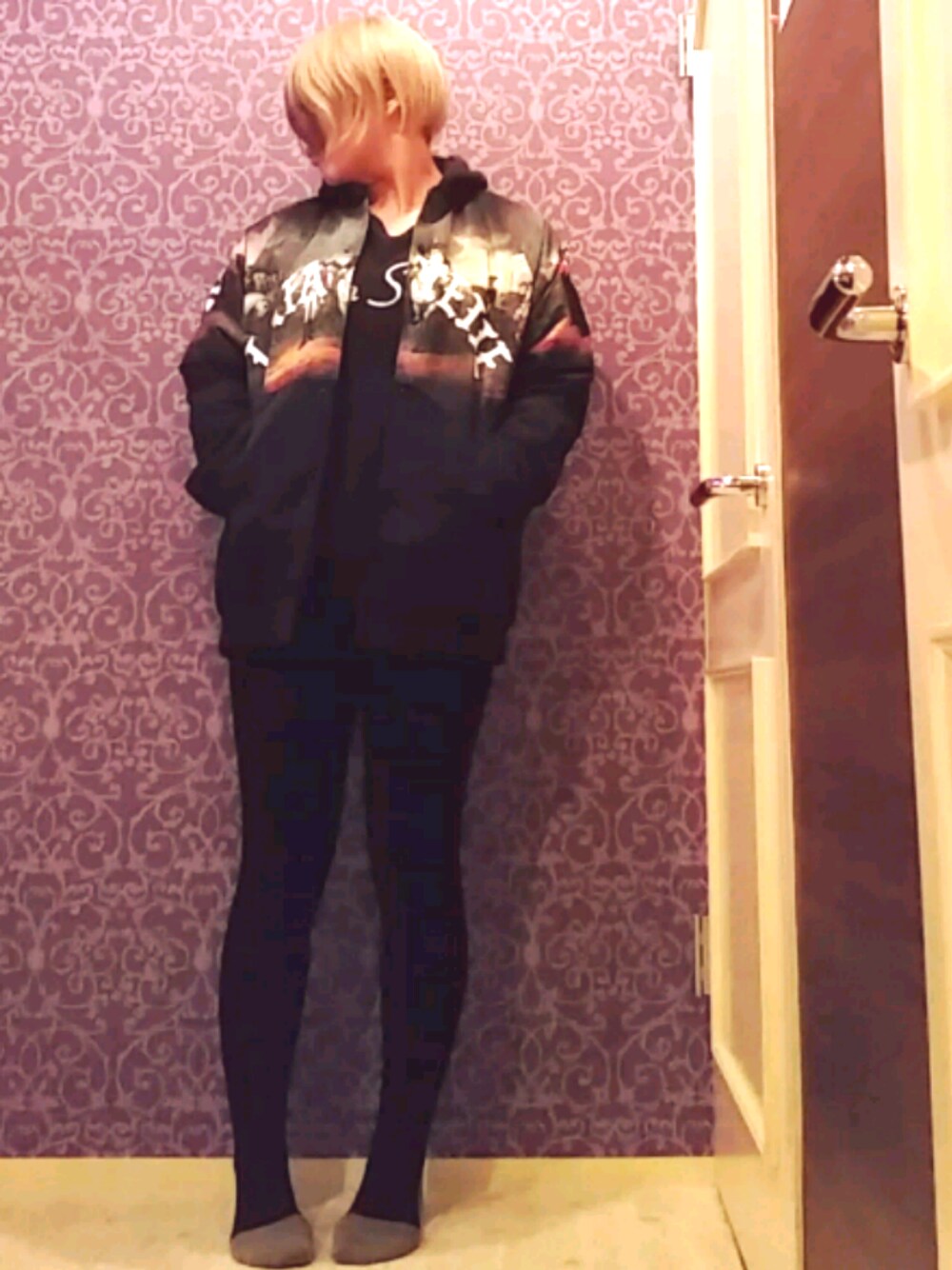 「レイヤードstyle、ストリート、メンズライク、streetstyle、streetfashion、L.H.P、Danke schon」｜「L.H.PのMADDICT/マディクト/RemakePrint Hoodie（パーカー、ブラック系）」を使った、茶みこさん（レディース・165cm）の冬コーディネートの1枚目の写真