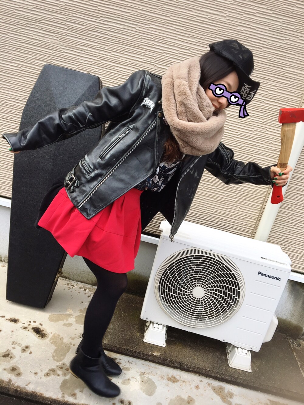 「クリスマスコーデ、デートスタイル（WOMEN）、柩はギターケース、ライダース、ミニスカート、ネコ柄」｜「古着のアイテム（ライダースジャケット、ブラック系）」を使った、minaさん（レディース・150cm）の冬コーディネートの1枚目の写真