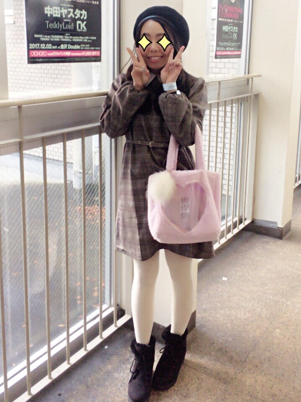 「OTONOKO、ワンピース、ベレー帽、ダイソー、ボアブーツ、中田ヤスタカ、白タイツ、後夜祭も参加」｜「Heatherのパイピングモールベレー 774719（ハンチング/ベレー帽、ブラック系）」を使った、minaさん（レディース・150cm）の冬コーディネートの1枚目の写真