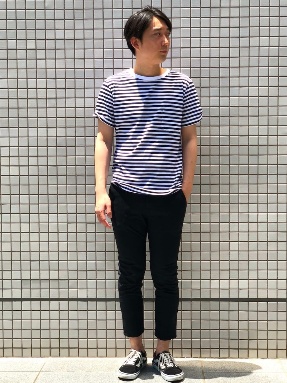 「ボーダーTシャツ、クロップドパンツ、夏コーデ、カジュアルコーデ、オトナカジュアル、マージン(Magine)」｜「MagineのCTN BOADER C/N PKT TEE S/S:コットンボーダー クルーネックポケットTEE（Tシャツ/カットソー、ホワイト系）」を使った、STAFF HASHIMOTOさん（メンズ・175cm）の夏コーディネートの1枚目の写真