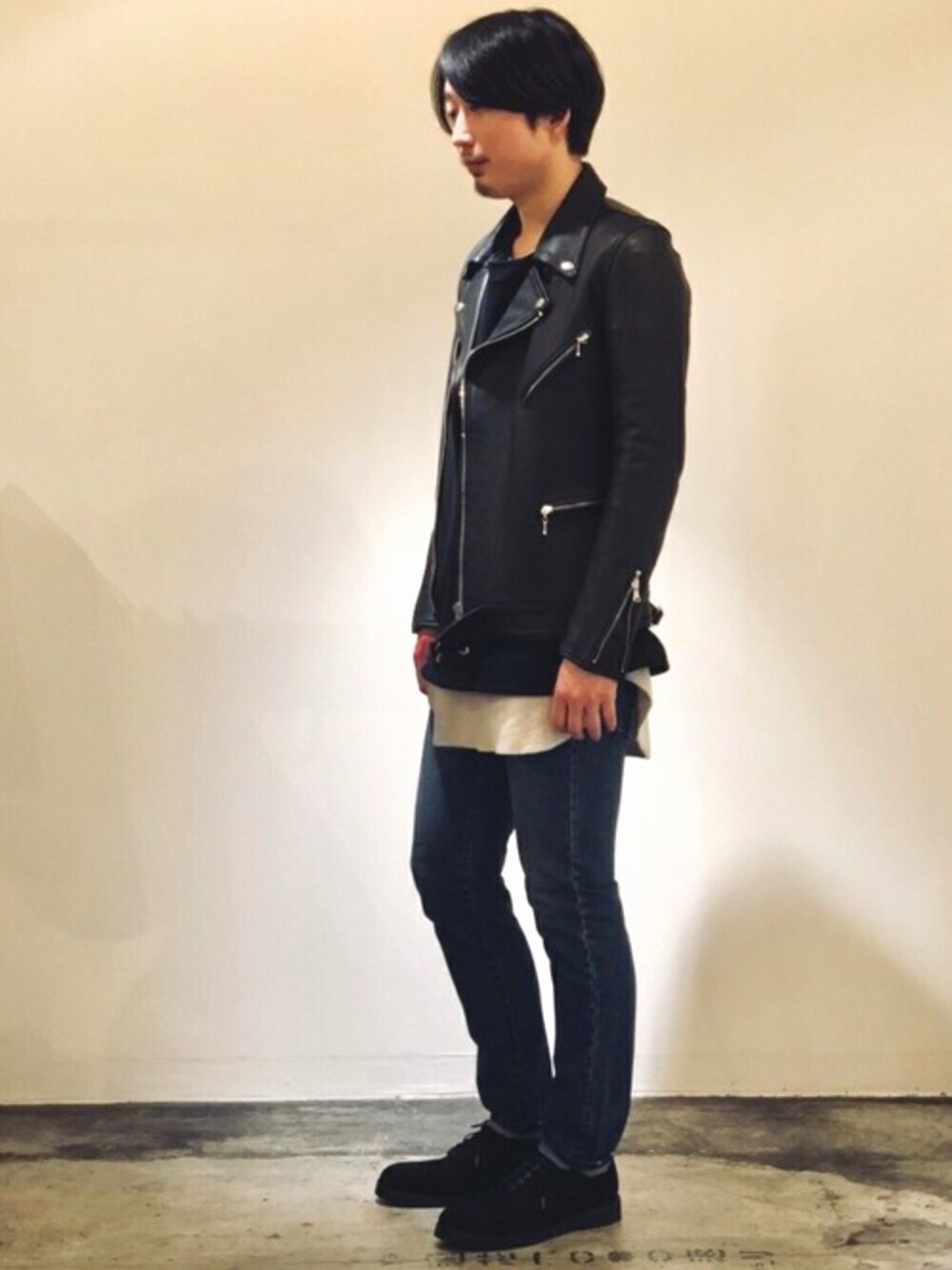 「デニム、シンプル、レザー、レイヤードスタイル、デニムパンツ、革靴、Magine、モード、ダブルライダース、春コーデ」｜「MagineのSHEEP LEATHER DIRECT SEMI VEGI W RIDERS JKT：シープレザーダイレクト セミベジ Wライダース（ライダースジャケット、ブラック系）」を使った、STAFF HASHIMOTOさん（メンズ・175cm）の冬コーディネートの1枚目の写真