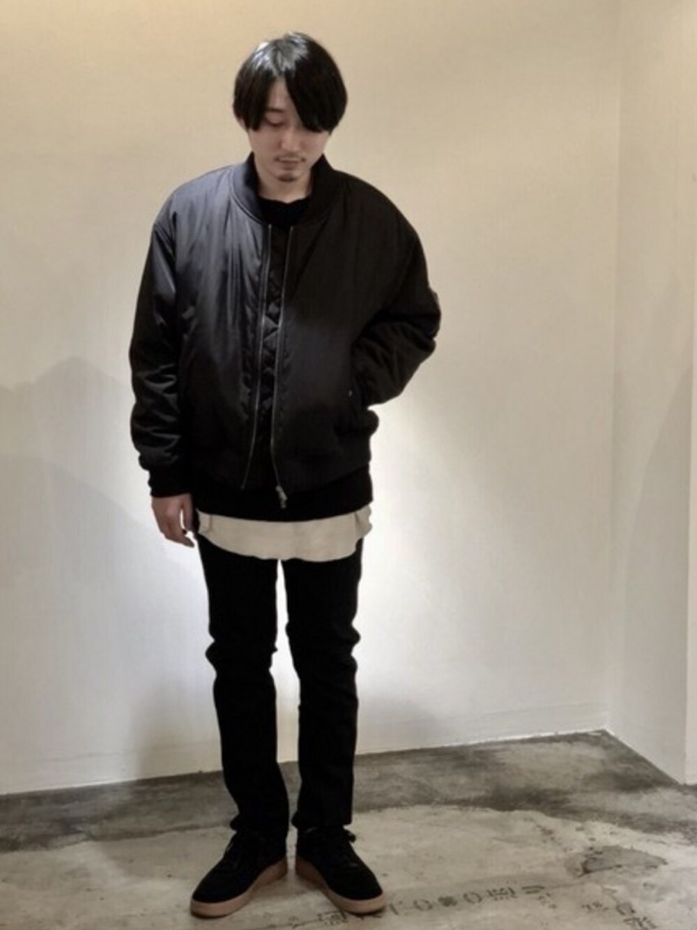 「ニット、デニム、NIKE、MA-1、レイヤードスタイル、Magine、モード、ビックシルエット、モードストリート、サーマル」｜「MagineのOVER SIZE MA-1 ：オーバーサイズMA-1（MA-1、ブラック系）」を使った、STAFF HASHIMOTOさん（メンズ・175cm）の冬コーディネートの1枚目の写真