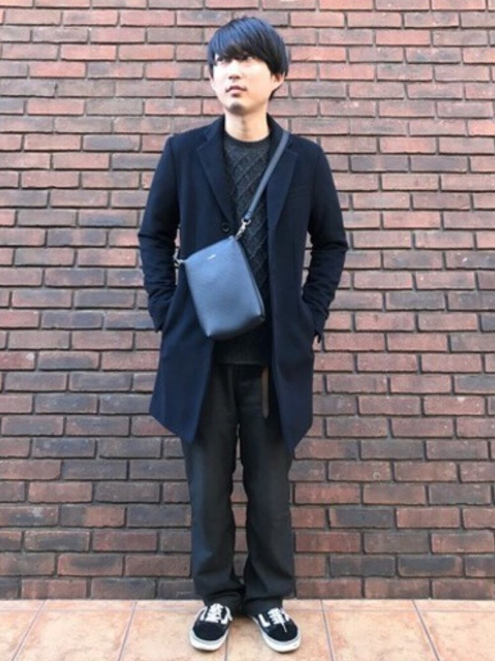 「VANS、チェスターコート、ショルダーバッグ、ケーブルニット、冬コーデ、ロングコート、スニーカーコーデ、ワイドパンツ、Magine、冬」｜「MagineのWOOL/CASHMERE STAND UP S3B CHESTER COAT:ウール/カシミア シングル3B チェスターコート（チェスターコート、ブルー系）」を使った、STAFF HASHIMOTOさん（メンズ・175cm）の冬コーディネートの1枚目の写真