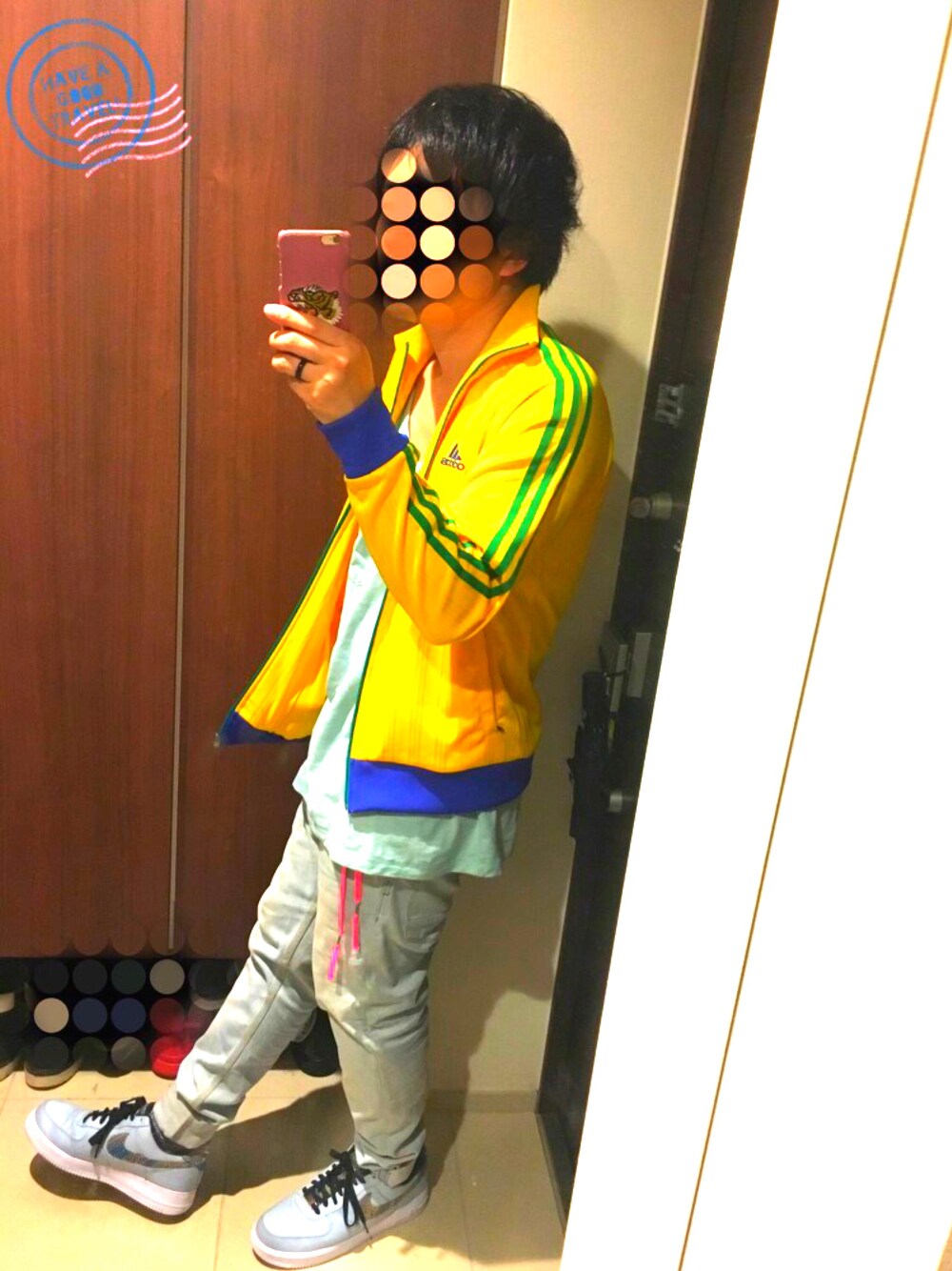 「休日スタイル、ナイキ、夏、ゆるコーデ、ジャージ、H&M、adidas、タンクトップ、ジーンズ、黄色」｜「NIKEのNIKE AIR FORCE 1 '07 LV8(atmos EXCLUSIVE)【SP】（スニーカー、ブルー系）」を使った、rikutoさん（メンズ・172cm）の夏コーディネートの1枚目の写真