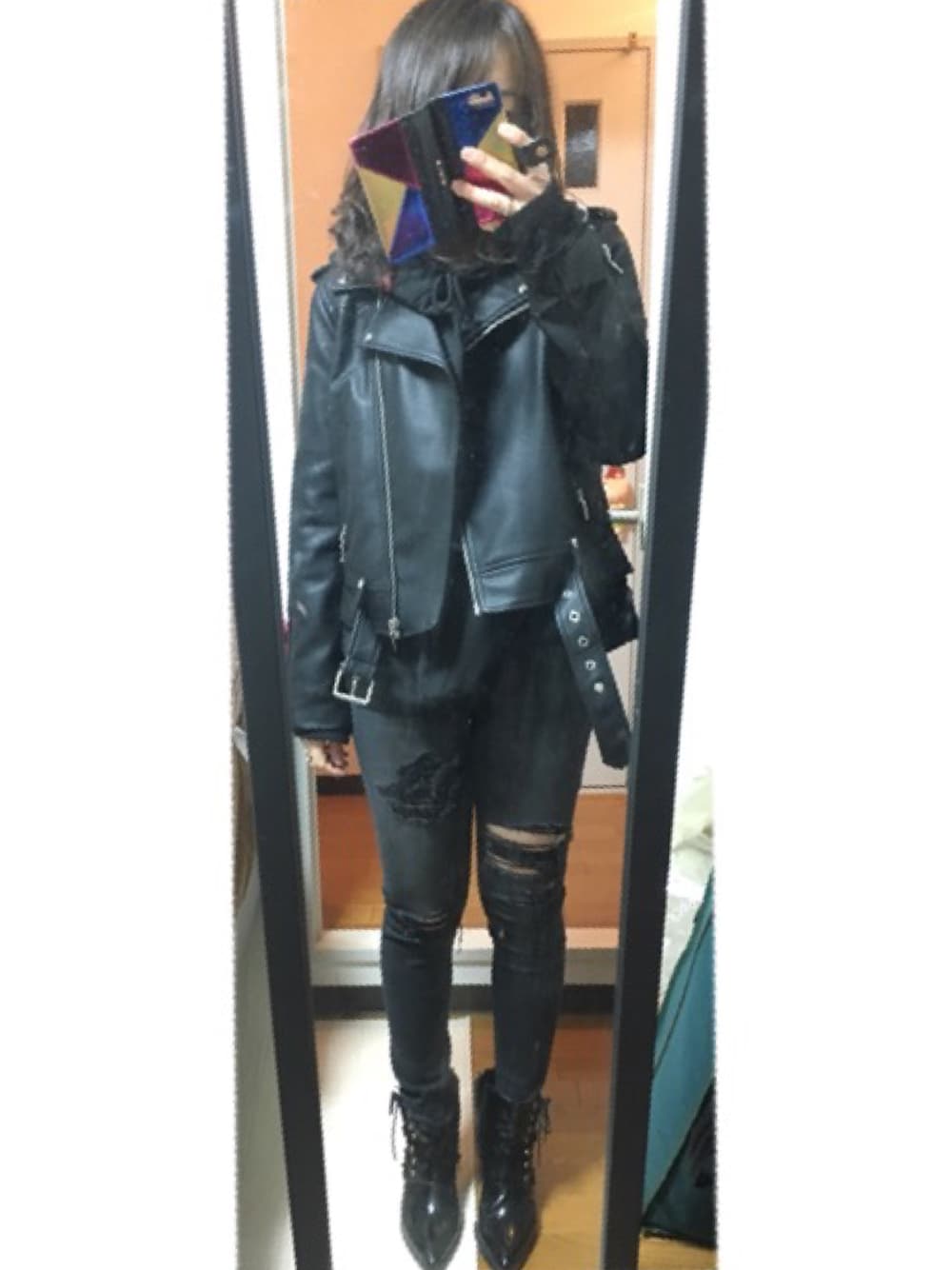 「ドラフトエヴリス」｜「EVRISのクラッシュスキニーデニムパンツ（デニムパンツ、ブラック系）」を使った、まおまおさん（レディース・162cm）の冬コーディネートの1枚目の写真
