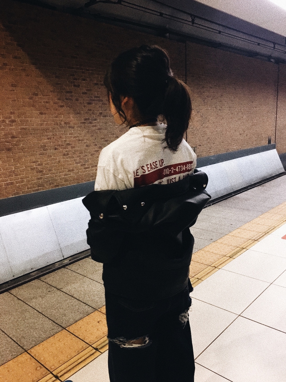 「ドラフトエヴリス」｜「EVRISのLINE LOGOロンT（Tシャツ/カットソー、ホワイト系）」を使った、まおまおさん（レディース・162cm）の春コーディネートの1枚目の写真