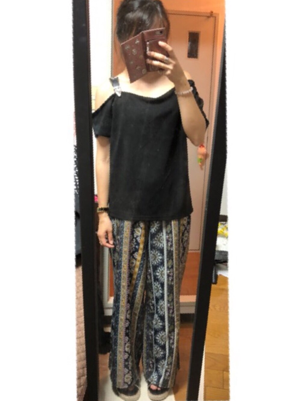 「ドラフトエヴリス」｜「EVRISのショルダーバックルオフショルトップス（Tシャツ/カットソー、ブラック系）」を使った、まおまおさん（レディース・162cm）の夏コーディネートの1枚目の写真