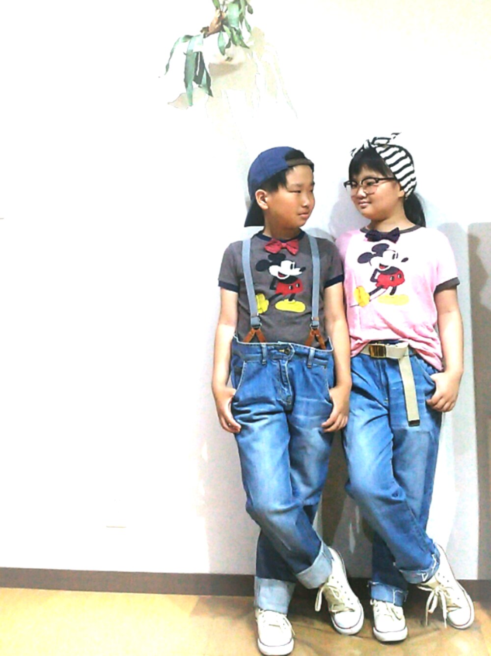 ピンク系のTシャツ/カットソー、ブルー系のデニムパンツ、ホワイト系のスニーカーを着用したキッズの春コーディネートの1枚目の写真