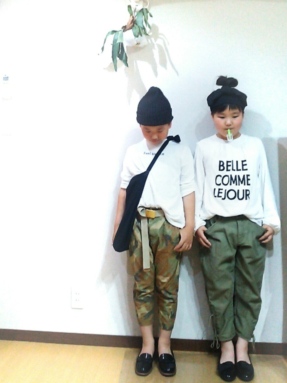 ホワイト系のTシャツ/カットソー、グリーン系のその他パンツ、ブラック系のその他シューズを着用したキッズの春コーディネートの1枚目の写真