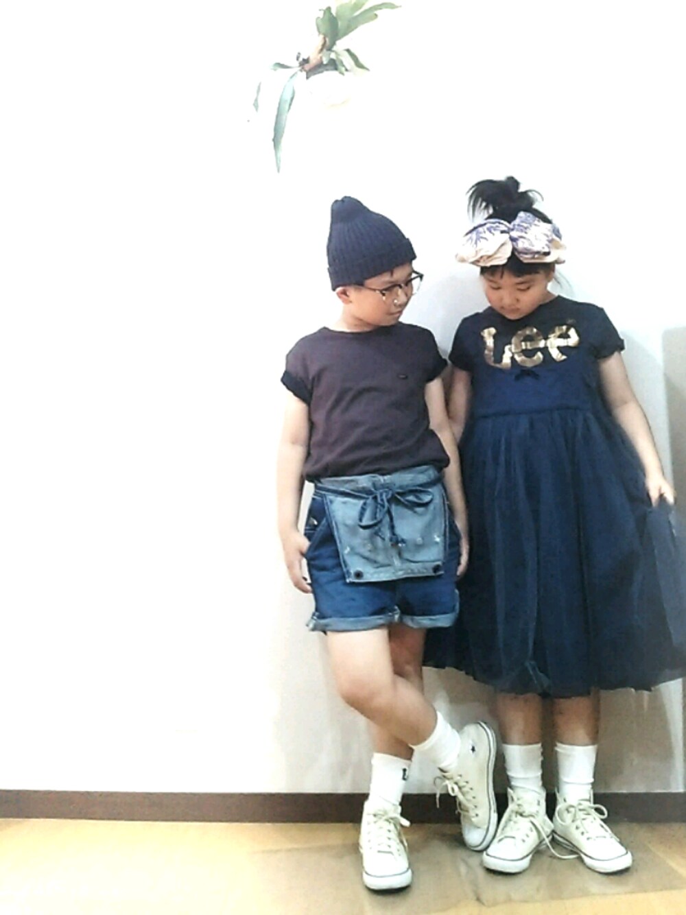 ブラウン系のTシャツ/カットソー、ブルー系のサロペット/オーバーオール、ブラック系のTシャツ/カットソーを着用したキッズの夏コーディネートの1枚目の写真
