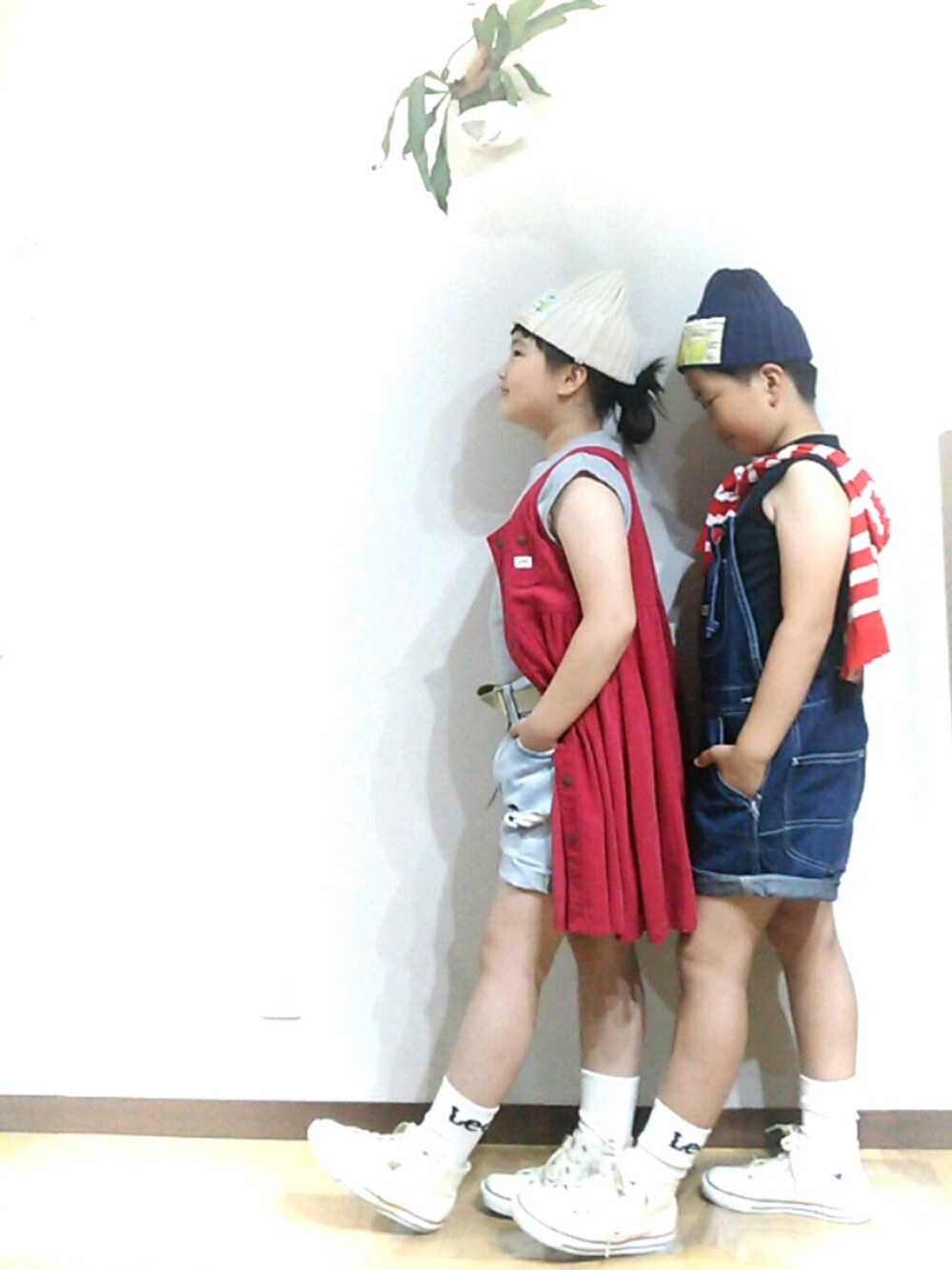 レッド系のワンピース、ブルー系のデニムパンツ、グレー系のTシャツ/カットソーを着用したキッズの夏コーディネートの1枚目の写真