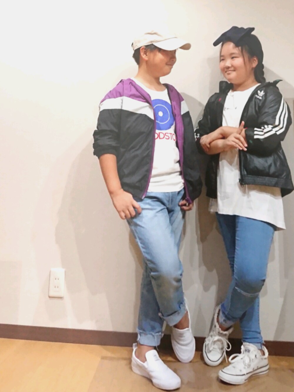 「スポーツMIX'18秋、adidas、スキニーデニム、ダメージデニムパンツ、カットオフデニム、白Tシャツ、ブルゾン、スポーツミックス、古着MIX、白スニーカー」｜「newhattanのニューハッタンキャップ（キャップ、ベージュ系）」を使った、rikumihiさん（キッズ・140cm）の秋コーディネートの1枚目の写真