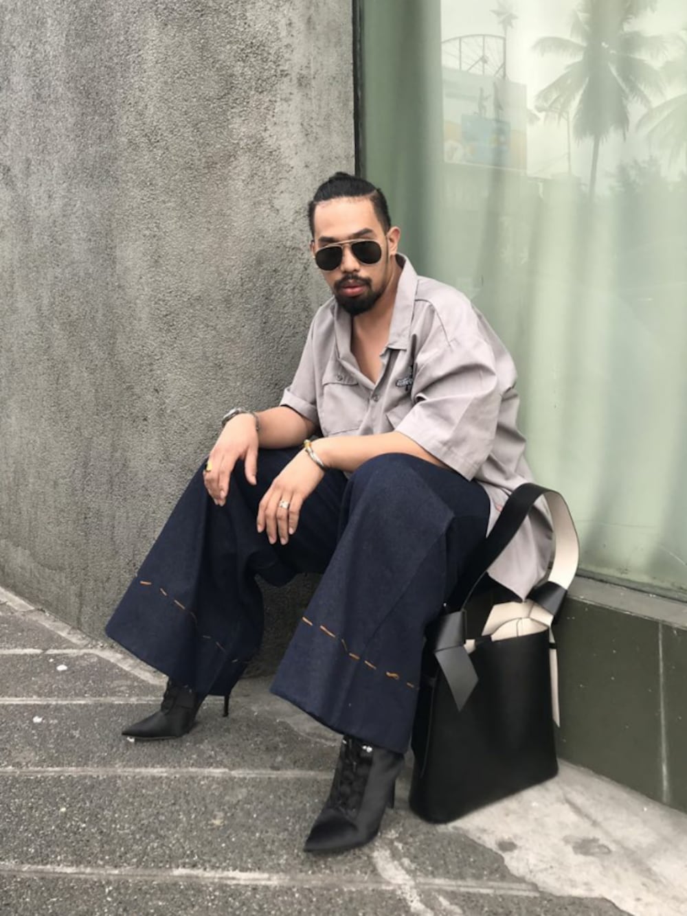 「Dickies、heels、ZARA、sunnies studios」｜「forever21のアイテム（ブーツ、ブラック系）」を使った、Jeremy Louie Tanさん（メンズ・180cm）の春コーディネートの1枚目の写真