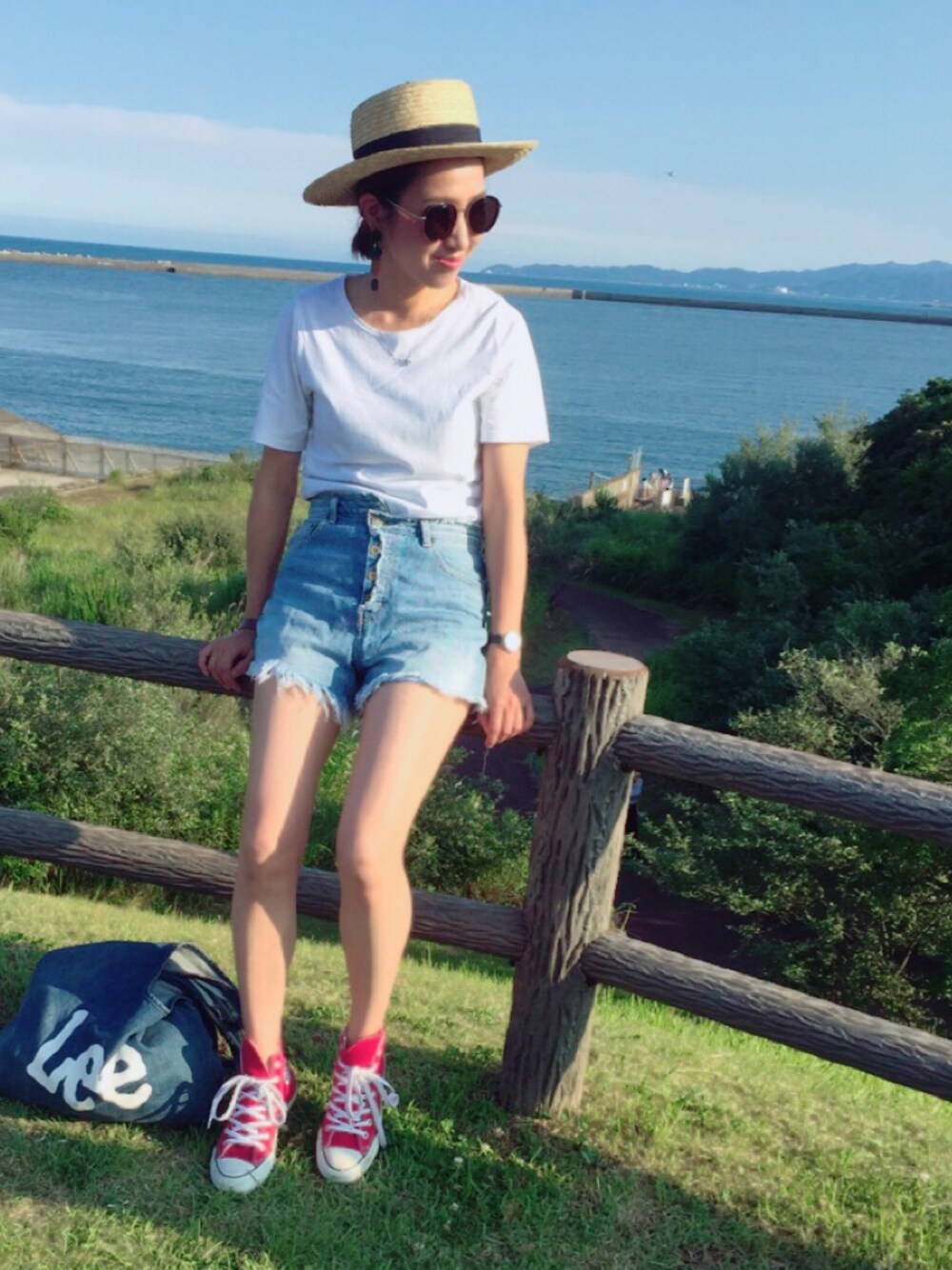 ホワイト系のTシャツ/カットソー、ブルー系のデニムパンツ、ブルー系のトートバッグを着用したレディースの夏コーディネートの1枚目の写真