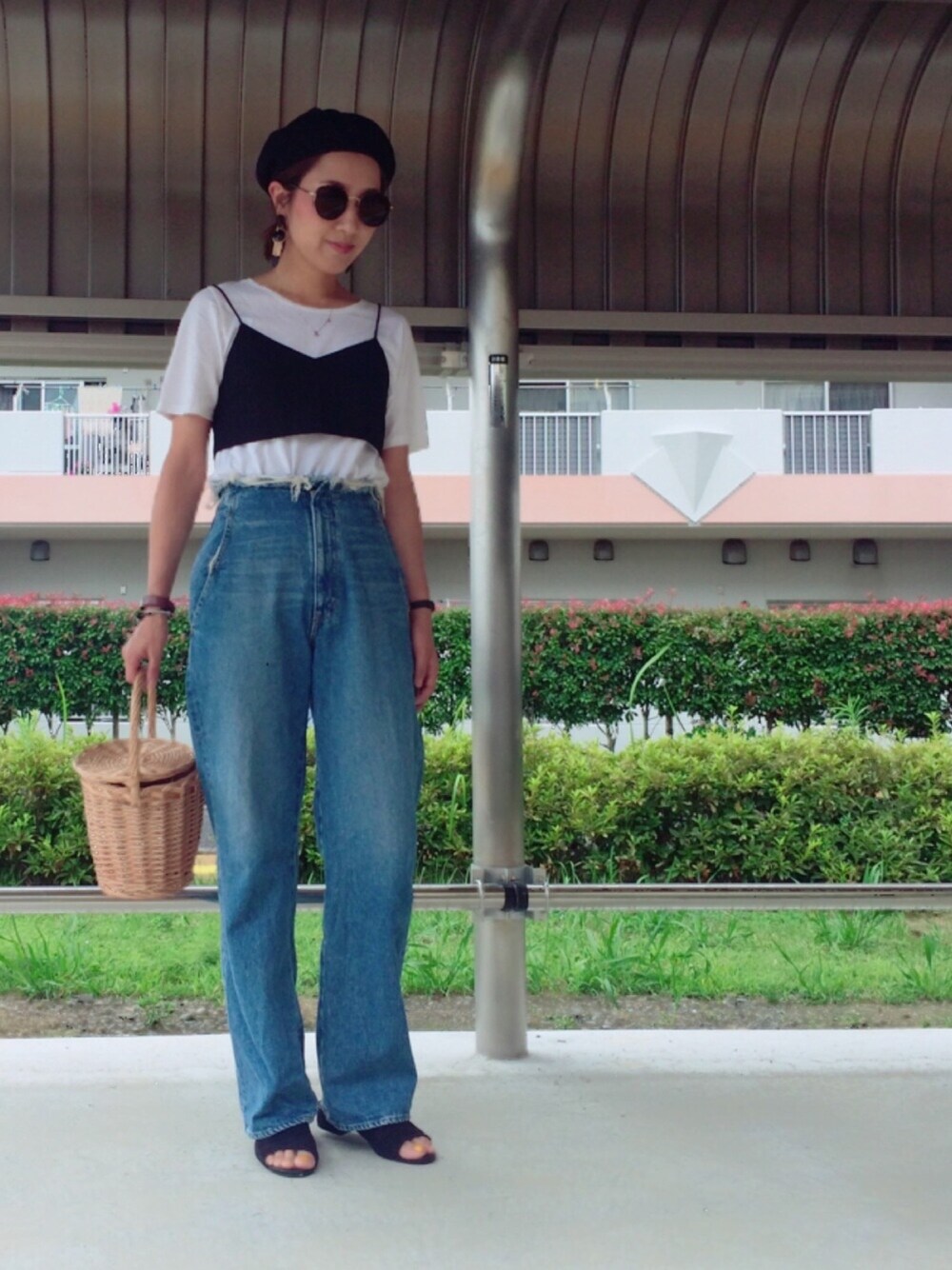 ブラック系のキャミソール、ブラック系のサンダル、ブルー系のデニムパンツを着用したレディースの夏コーディネートの1枚目の写真
