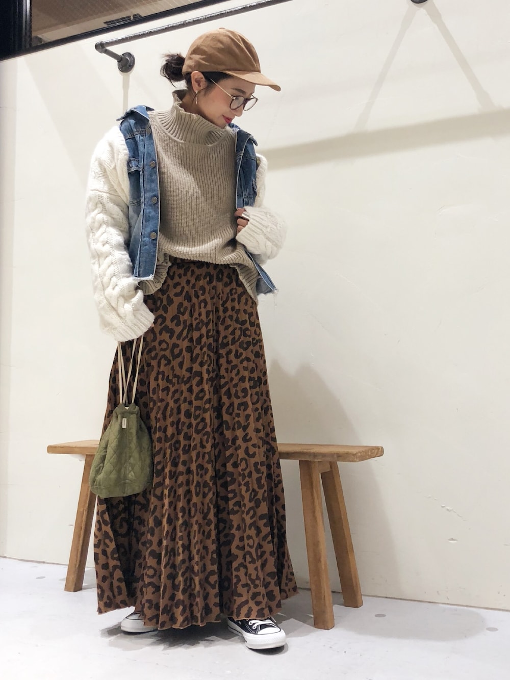 ブルー系のデニムジャケット、ホワイト系のカーディガン/ボレロ、ベージュ系のニット/セーターを着用したレディースの冬コーディネートの1枚目の写真