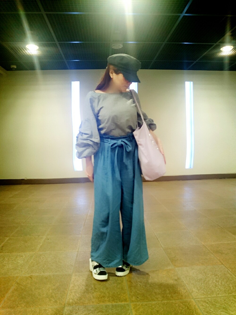 その他のシャツ/ブラウス、ブルー系のデニムパンツ、グレー系のサンダルを着用したレディースの夏コーディネートの1枚目の写真