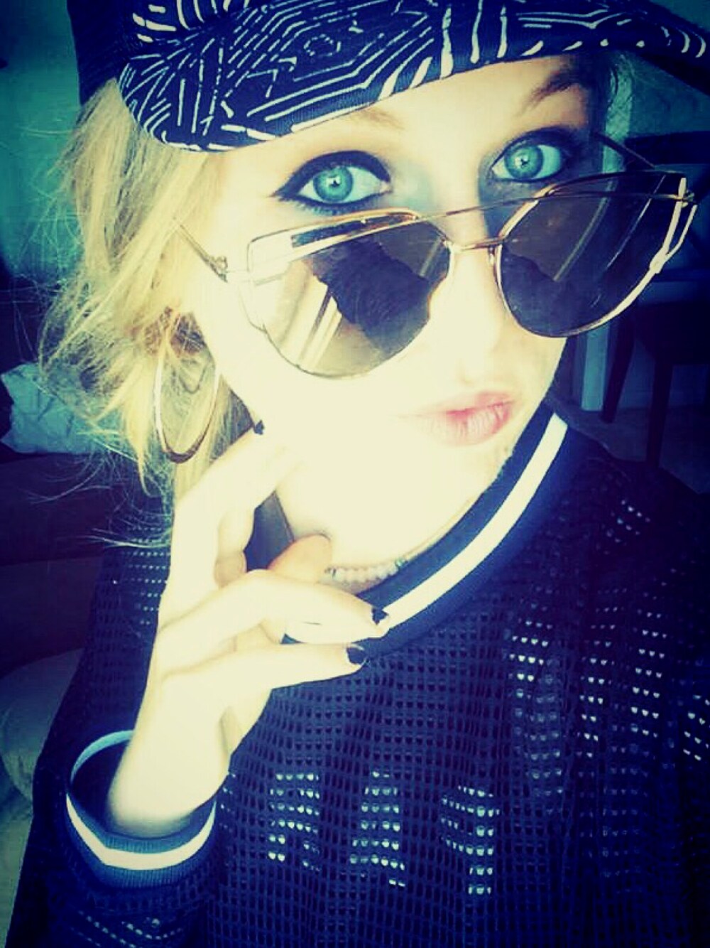 「NYCstyle、black、gold、mesh、makeup、affordable」｜「FOREVER 21のアイテム（その他トップス、ブラック系）」を使った、zanさん（レディース・163cm）の冬コーディネートの1枚目の写真