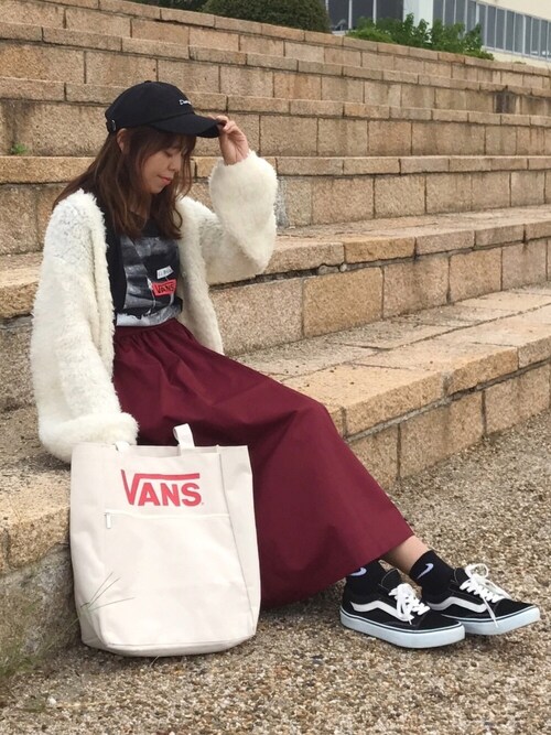 搭配vans上衣的女性時尚穿搭總 