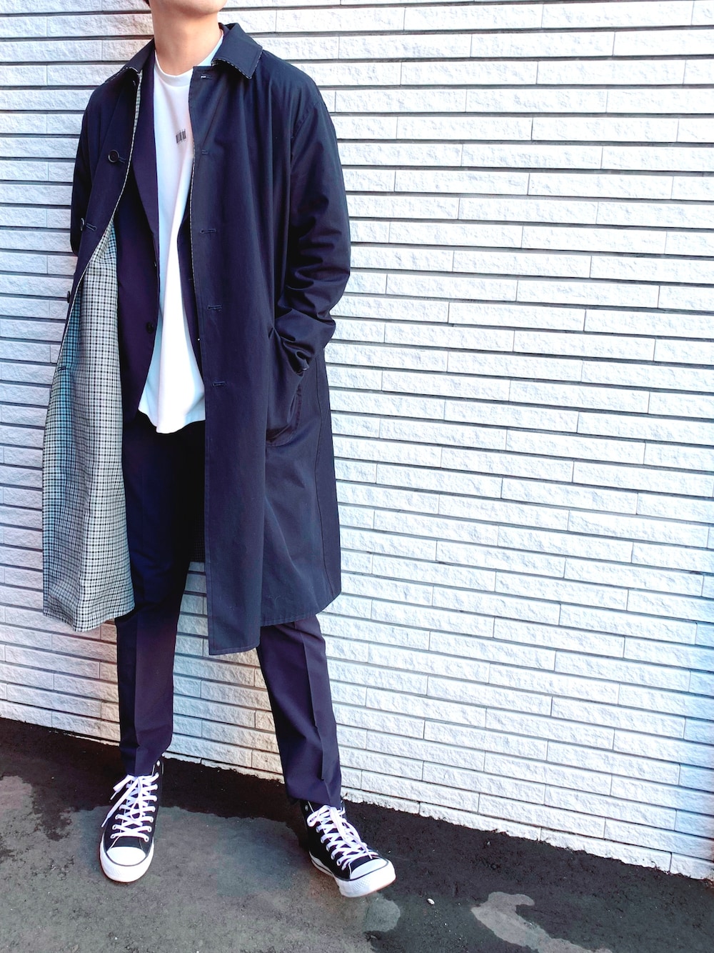「リバーシブル、春、ステンカラーコート、アダムエロペ(ADAM ET ROPE')、セットアップ、Tシャツ、チェック」｜「ADAM ET ROPE'のガンクラブチェック　リバーコート（ステンカラーコート、ブラック系）」を使った、ぶらいあんさん（メンズ・184cm）の春コーディネートの1枚目の写真