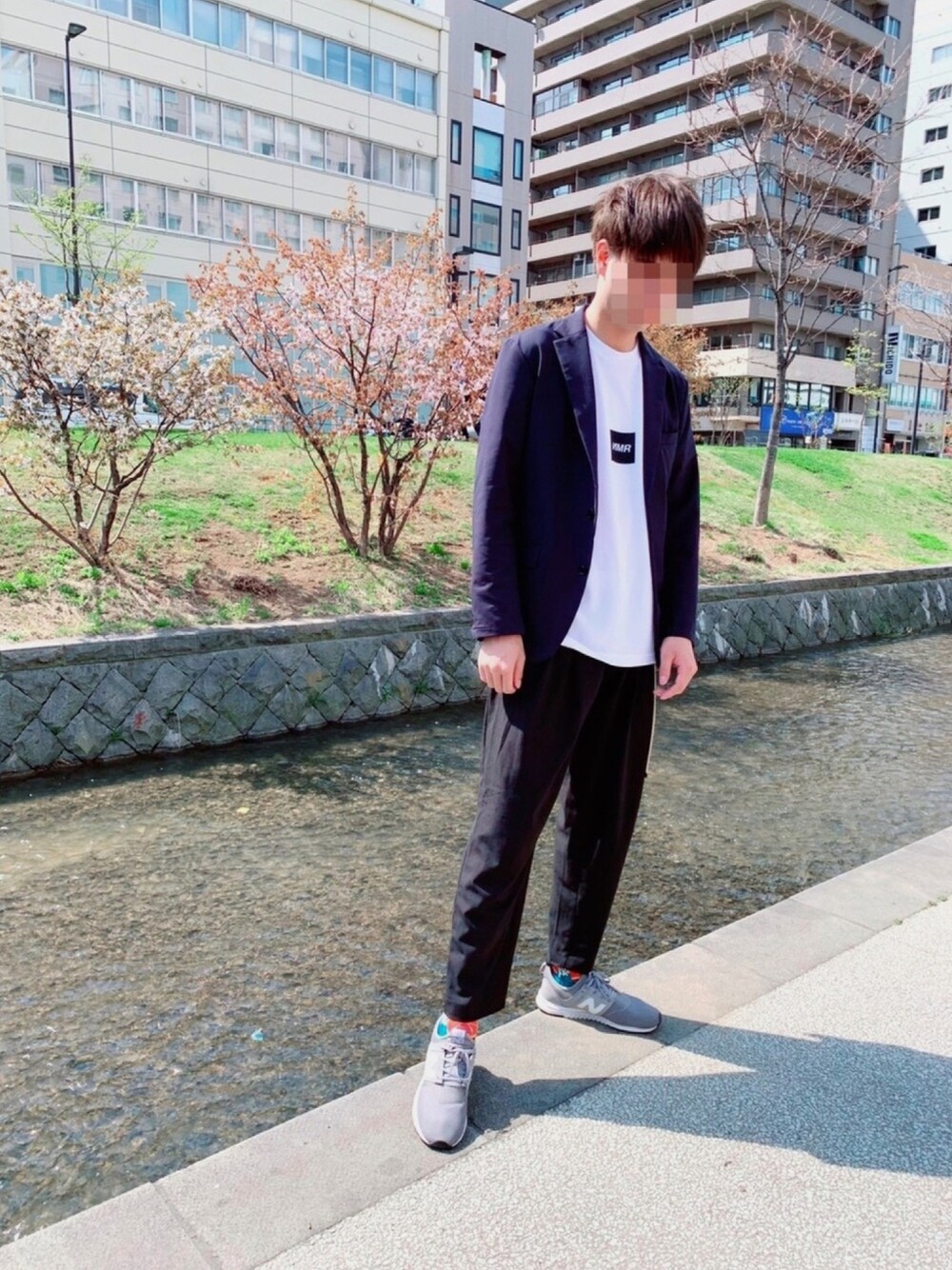 「今日のコーデ、スニーカー、キレイめ、Tシャツ、白Tシャツ、ジャケット、お花見、ムンクの叫び」｜「ADAM ET ROPE'の【MOVE FIT】イージージャケット（テーラードジャケット、ブルー系）」を使った、ぶらいあんさん（メンズ・184cm）の春コーディネートの1枚目の写真