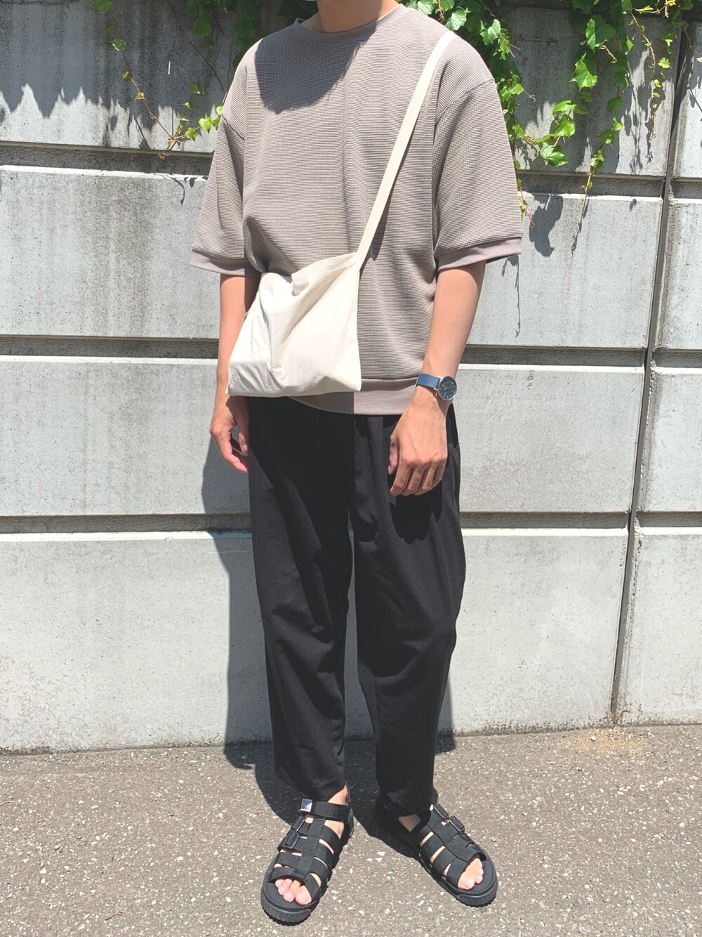 「シンプルコーデ、夏だ！Tシャツ着よう！、夏コーデ、カジュアルコーデ、ビッグシルエット、ゆるコーデ、ワッフル、プチプラコーデ、サンダル、ワイドパンツ」｜「CIAOPANIC TYPYのテックドライワッフルTee２（Tシャツ/カットソー、ベージュ系）」を使った、ぶらいあんさん（メンズ・183cm）の夏コーディネートの1枚目の写真