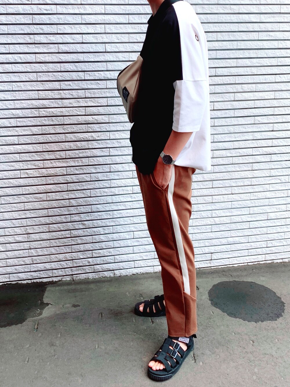 「ラインパンツ、パンツスタイル、パンツ、ジャージ、シンプル、オーバーサイズ、夏、ゆるコーデ、カジュアル、サンダル」｜「WEGOのWEGO/ドルマンスリーブ7分袖ポンチプルオーバー（Tシャツ/カットソー、ブラック系）」を使った、ぶらいあんさん（メンズ・184cm）の夏コーディネートの1枚目の写真