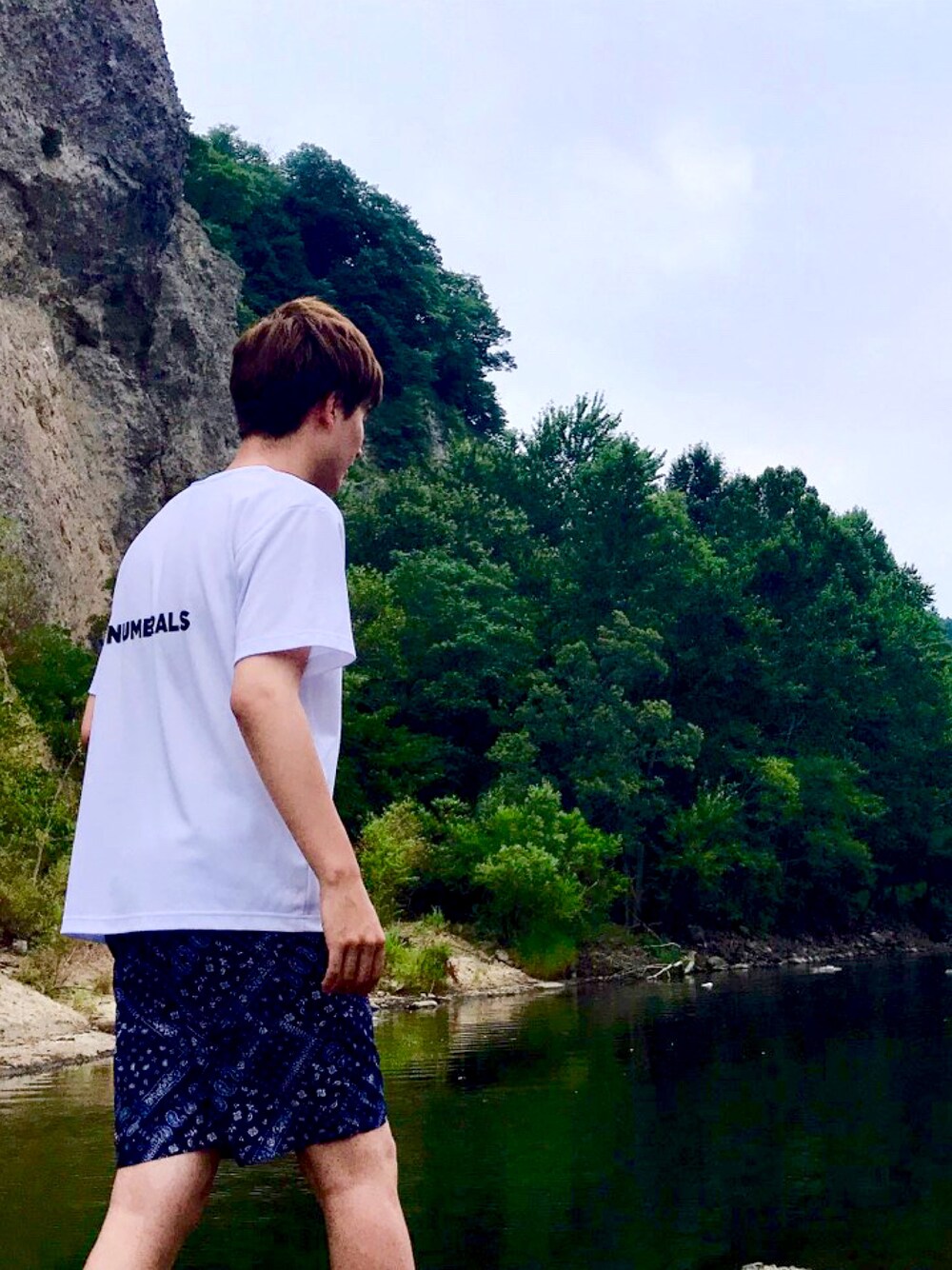 「夏コーデ、夏、summer、夏だ！Tシャツ着よう！、Tシャツ、水着、休日スタイル、ペイズリー、白Tシャツ、半袖シャツ」｜「NUMERALSの[NUMERALS]ボックスロゴTシャツ（Tシャツ/カットソー、ホワイト系）」を使った、ぶらいあんさん（メンズ・184cm）の夏コーディネートの1枚目の写真