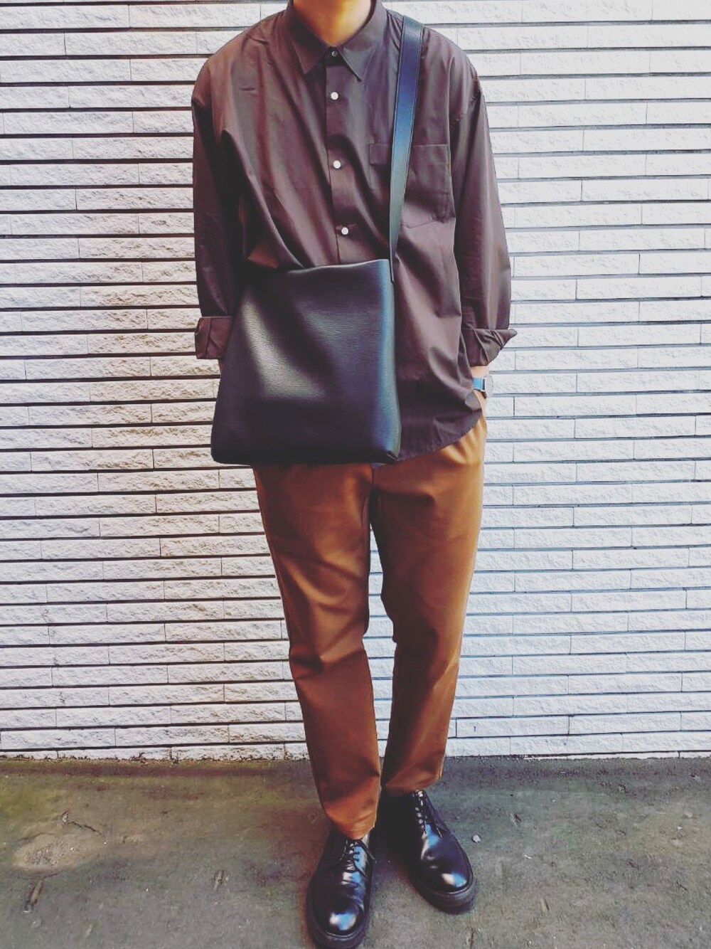 「秋、シンプルコーデ、秋のカフェオレコーデ、オトナカジュアル、今日のコーデ、シャツスタイル、ブラウン、ビッグシルエット、シャツ、お洒落さんとつながりたい」｜「THOMAS MASONのトーマスメイソンオーバーシャツ（シャツ/ブラウス、ブラウン系）」を使った、ぶらいあんさん（メンズ・184cm）の秋コーディネートの1枚目の写真