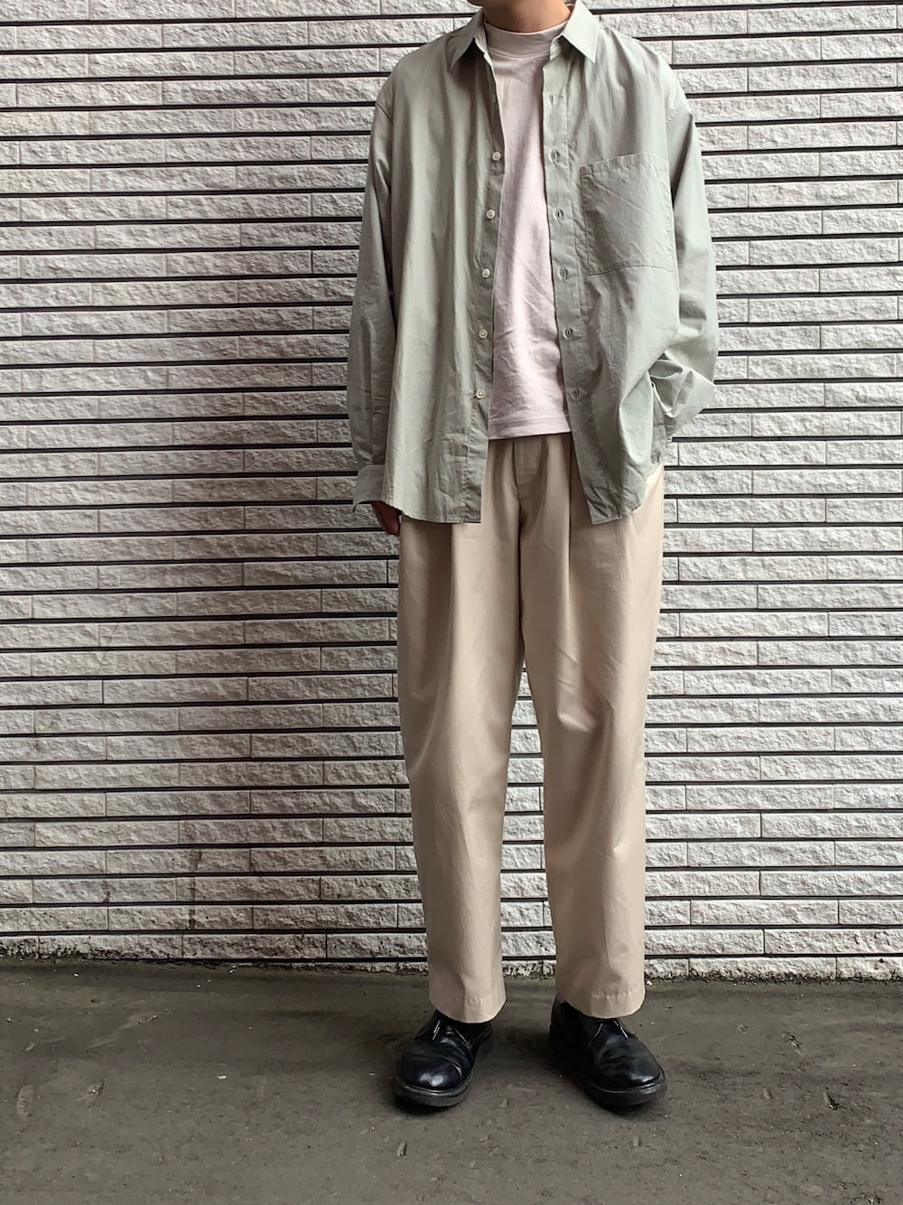 「ビッグシルエット、リラックススタイル、お洒落さんとつながりたい、いいね、save、フォローお願いします🤑、ootd、オトナカジュアル、シャツ、シンプルコーデ、モノトーン、キレイめ」｜「AURALEEのアイテム（シャツ/ブラウス、グリーン系）」を使った、ぶらいあんさん（メンズ・184cm）の夏コーディネートの1枚目の写真
