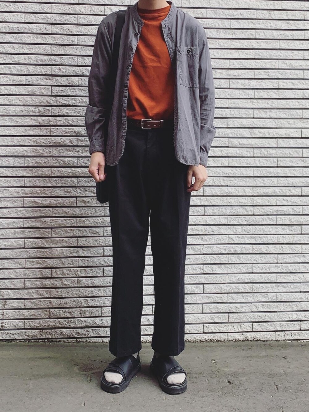 「シンプル、春夏コーデ、大人コーデ、オトナカジュアル、ootd、カジュアルコーデ、夏、UNIQLO U、Dickies、オレンジ」｜「UNIQLOのエアリズムコットンオーバーサイズTシャツ（5分袖）（Tシャツ/カットソー、オレンジ系）」を使った、ぶらいあんさん（メンズ・184cm）の夏コーディネートの1枚目の写真