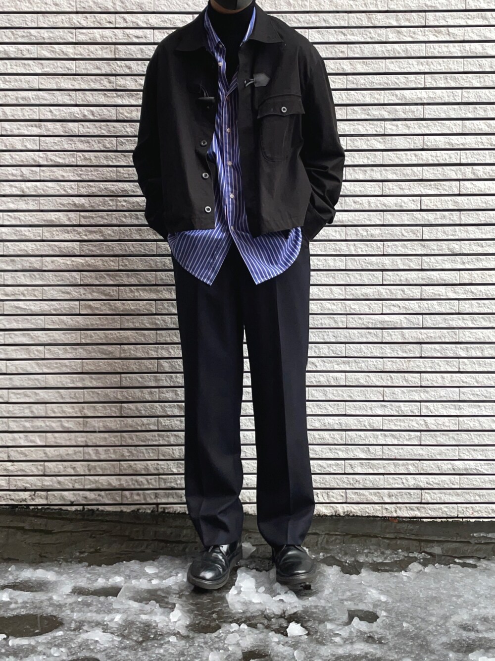 「秋冬コーデ、キレイめ、ブラック、ootd、冬コーデ、お洒落さんとつながりたい、おしゃれさんと繋がりたい、モード、タートルネック、シャツ」｜「UNIQLOのエクストラファインコットンブロードストライプシャツ（レギュラーカラー・長袖）（シャツ/ブラウス、ブルー系）」を使った、ぶらいあんさん（メンズ・184cm）の秋コーディネートの1枚目の写真