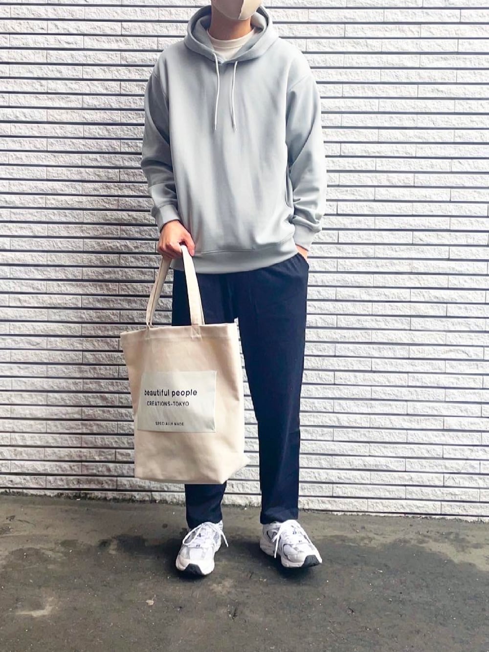 「春めきシューズ、春コーデ、休日スタイル、オトナカジュアル、UNIQLO、パーカー、ミントグリーン、ペールトーン、プチプラ、シンプル」｜「JUNREDの【ルーズシルエット】ソフトスウェットプルパーカー（パーカー、グリーン系）」を使った、ぶらいあんさん（メンズ・184cm）の春コーディネートの1枚目の写真