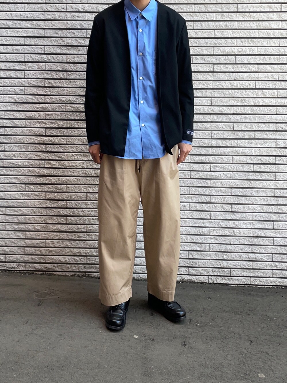 「春、きれいめカジュアル、オトナカジュアル、今日のコーデ、オーバーサイズ、大人コーデ、シンプル、革靴、シャツスタイル、おしゃれさんと繋がりたい」｜「ADAM ET ROPE'のCARREMAN ルームジャケット（ノーカラージャケット、ブラック系）」を使った、ぶらいあんさん（メンズ・184cm）の春コーディネートの1枚目の写真