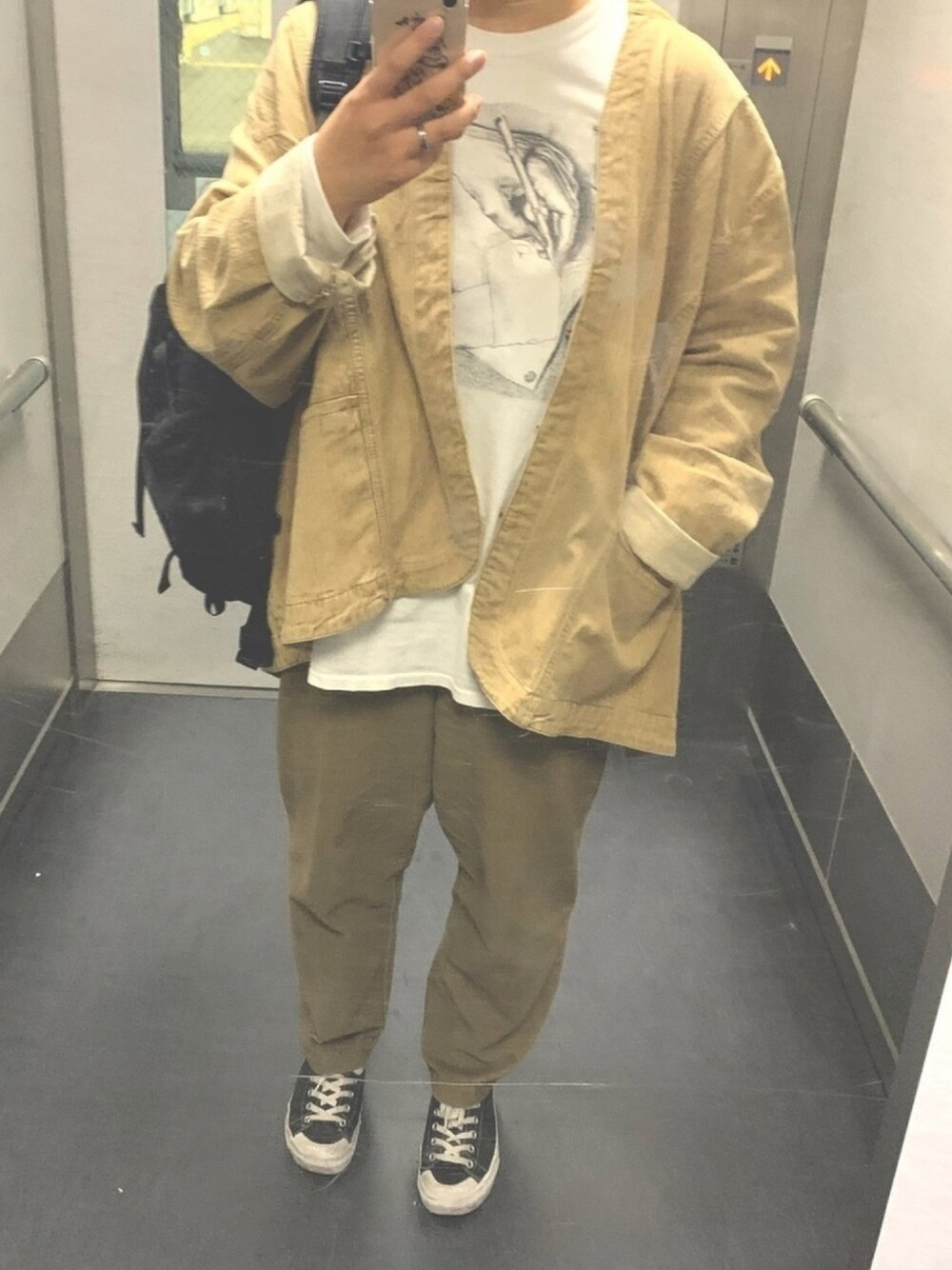 ホワイト系のTシャツ/カットソー、ベージュ系のノーカラージャケット、ベージュ系のその他パンツを着用したレディースの秋コーディネートの1枚目の写真