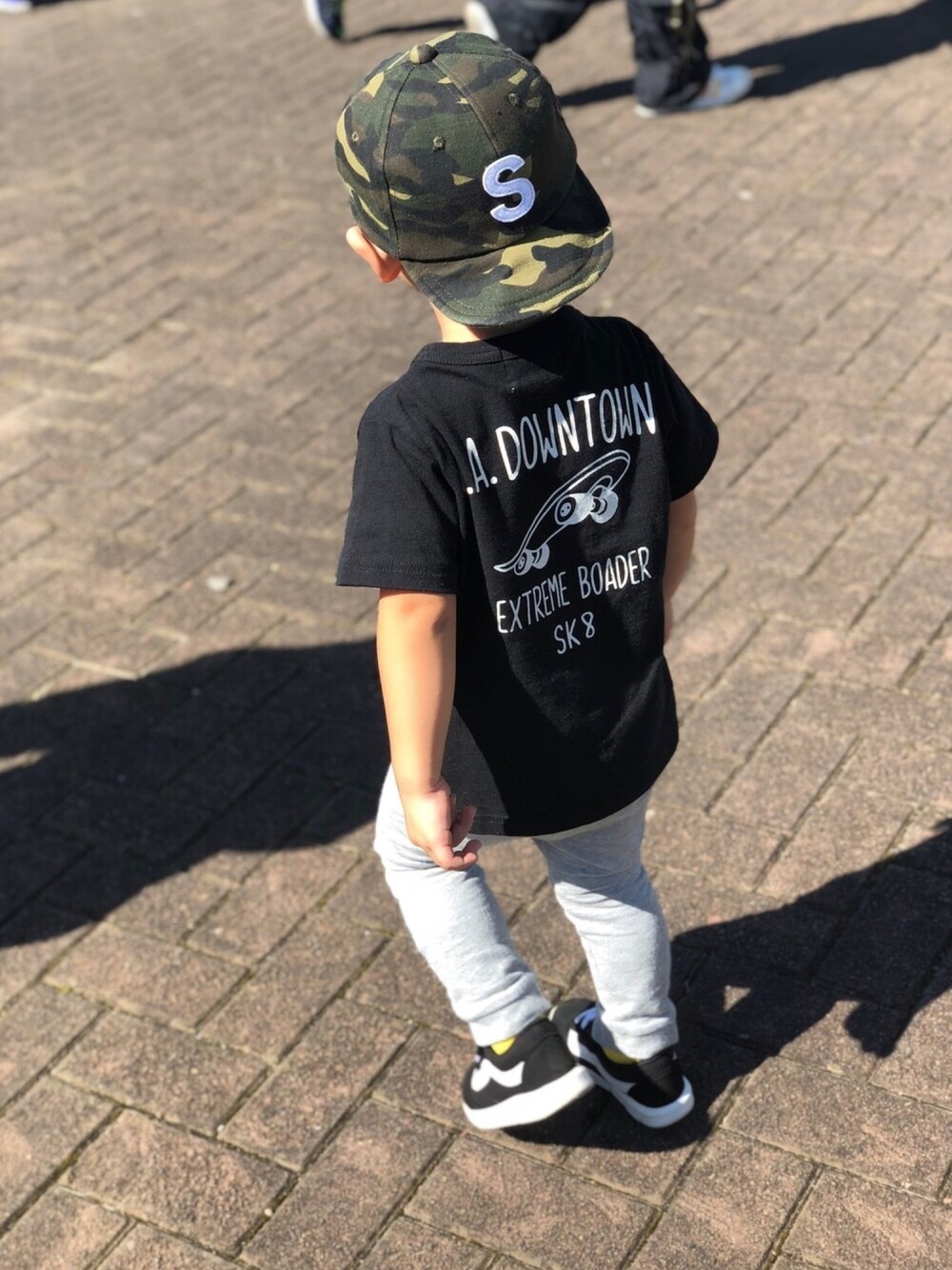 「VANSのアイテム（スニーカー、ブラック系）」を使った、OKOTAさん（キッズ・100cm）の秋コーディネートの1枚目の写真