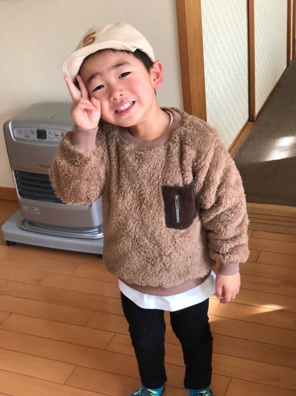 「男の子コーデ、キャップ、devirock、ボア」｜「UNIQLOのアイテム（その他パンツ、ブラック系）」を使った、OKOTAさん（キッズ・100cm）の冬コーディネートの1枚目の写真
