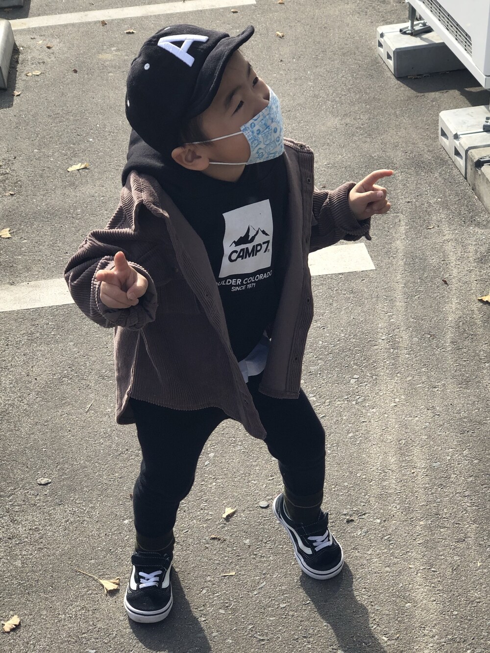「キッズファッション、4歳、バースデイ、むすこーで、kids」｜「VANSのキッズ VANS ヴァンズ OLD SKOOL オールドスクール V36CJ SP15 BLACK（スニーカー、ブラック系）」を使った、OKOTAさん（キッズ・100cm）の冬コーディネートの1枚目の写真