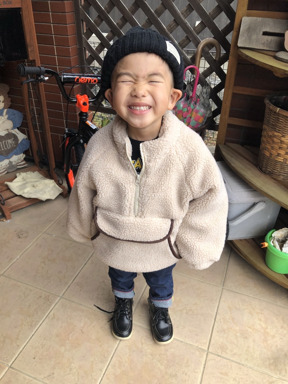 「kids、韓国子供服、男の子コーデ、むすこーで」｜「BREEZEのSTANDARDデニム 10分丈（デニムパンツ、ブルー系）」を使った、OKOTAさん（キッズ・100cm）の冬コーディネートの1枚目の写真