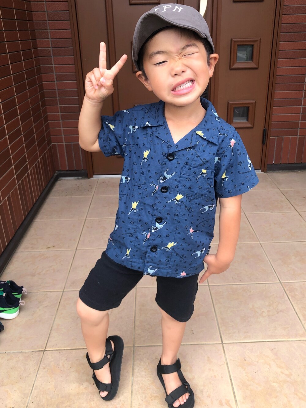 「夏コーデ、キッズ、キッズファッション、おとこのこ、ガラシャツ」｜「BREEZEの/オープンカラーシャツ（シャツ/ブラウス、ブルー系）」を使った、OKOTAさん（キッズ・100cm）の夏コーディネートの1枚目の写真