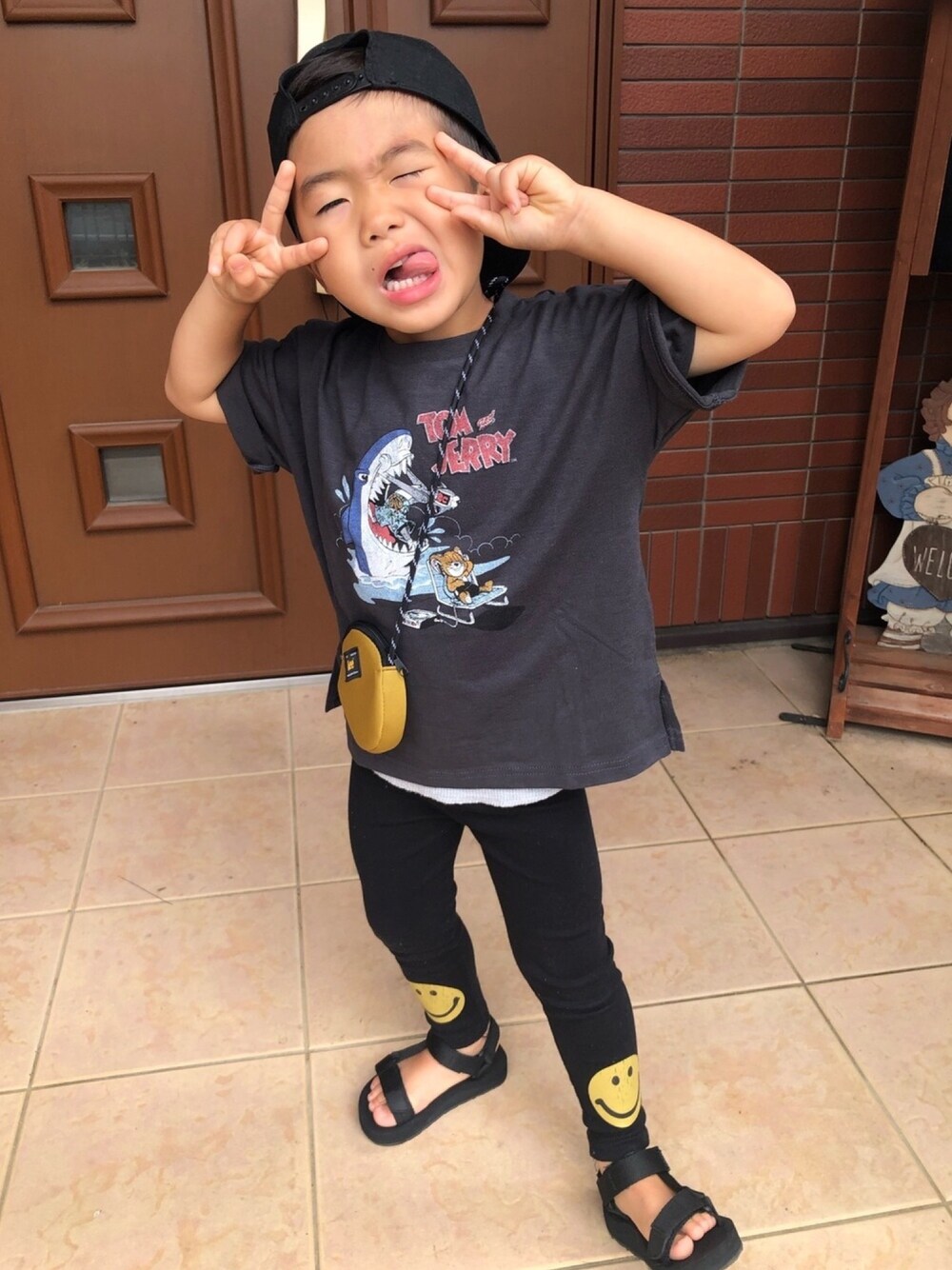 「カジュアルコーデ、キッズファッション、男の子、キャップ、夏だ！Tシャツ着よう！、男の子コーデ、5歳、むすこーで、スポーツサンダル」｜「JAM & LINKのTom and Jerry /トムとジェリー　半袖Tシャツ（Tシャツ/カットソー、グレー系）」を使った、OKOTAさん（キッズ・100cm）の夏コーディネートの1枚目の写真