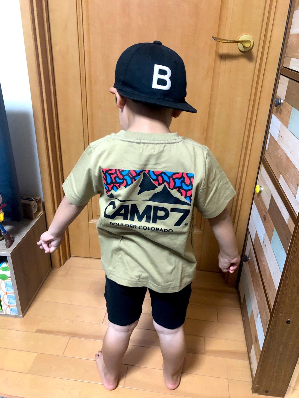 「キッズファッション、男の子、ショートパンツ、キッズコーデ、カジュアル、夏コーデ、ロゴT、kids、バックプリント」｜「CAMP7のアイテム（Tシャツ/カットソー、ベージュ系）」を使った、OKOTAさん（キッズ・100cm）の夏コーディネートの1枚目の写真