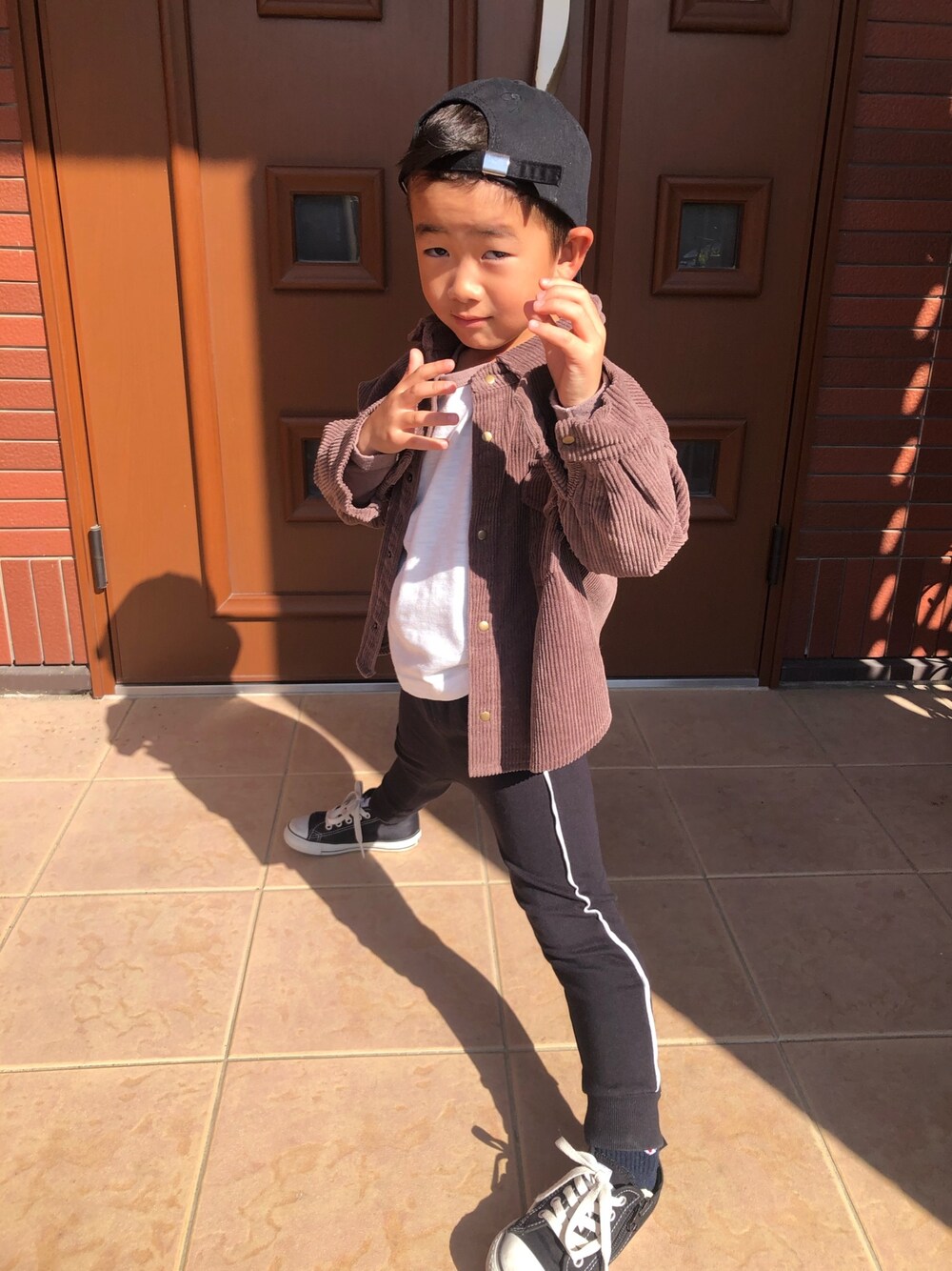 「休日スタイル、プチプラコーデ、キッズファッション、おとこのこ、5歳、キャップ、キャップ後ろかぶり」｜「Birthdayのアイテム（ジャケット/アウター、ブラウン系）」を使った、OKOTAさん（キッズ・110cm）の秋コーディネートの1枚目の写真